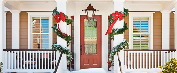 Front porch decorated for Christmas)